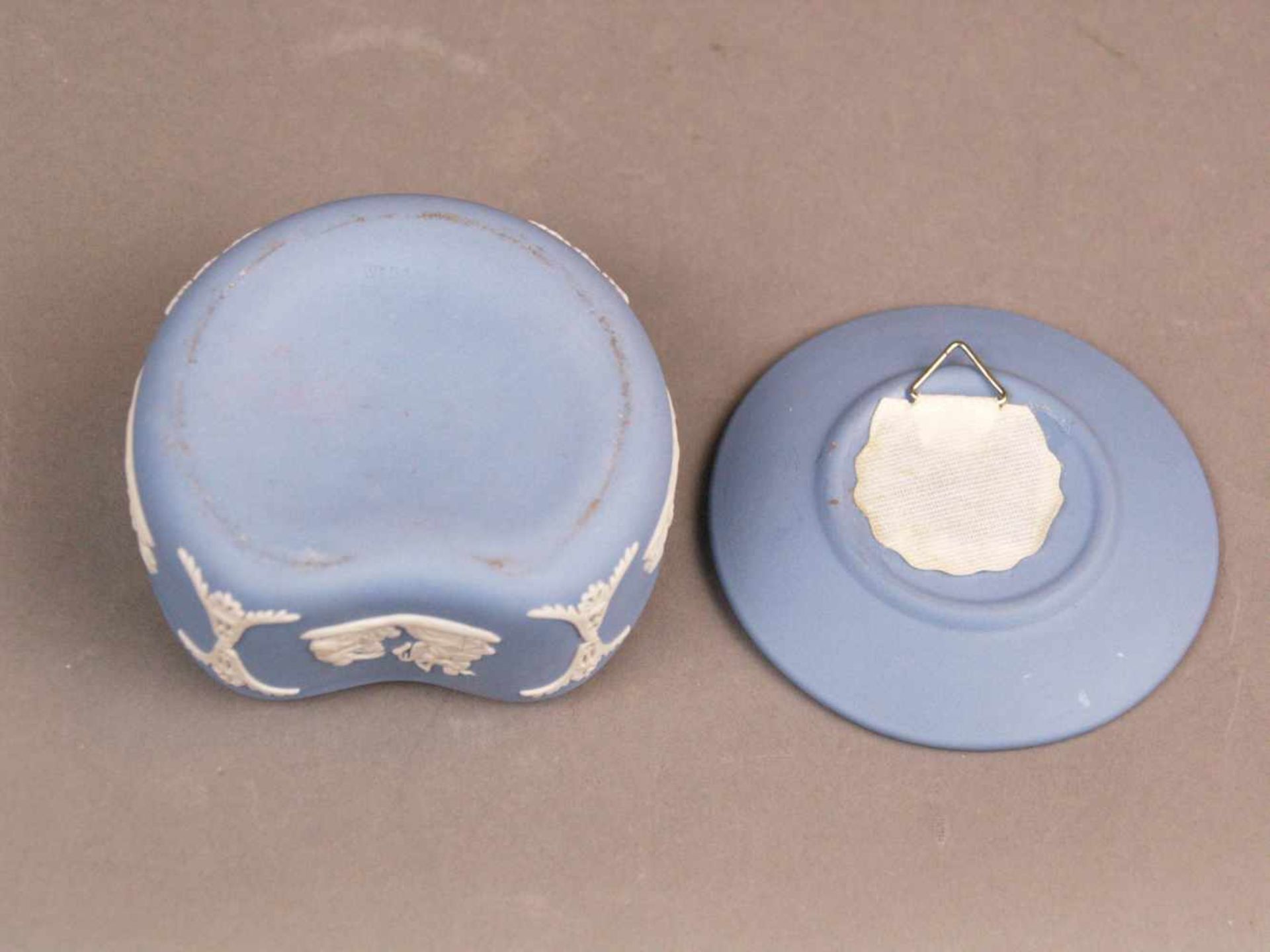 Deckeldose und Wandteller - Wedgwood, England, Jasperware in Wedgwoodblau, weißer Reliefdekor 1x - Bild 7 aus 7