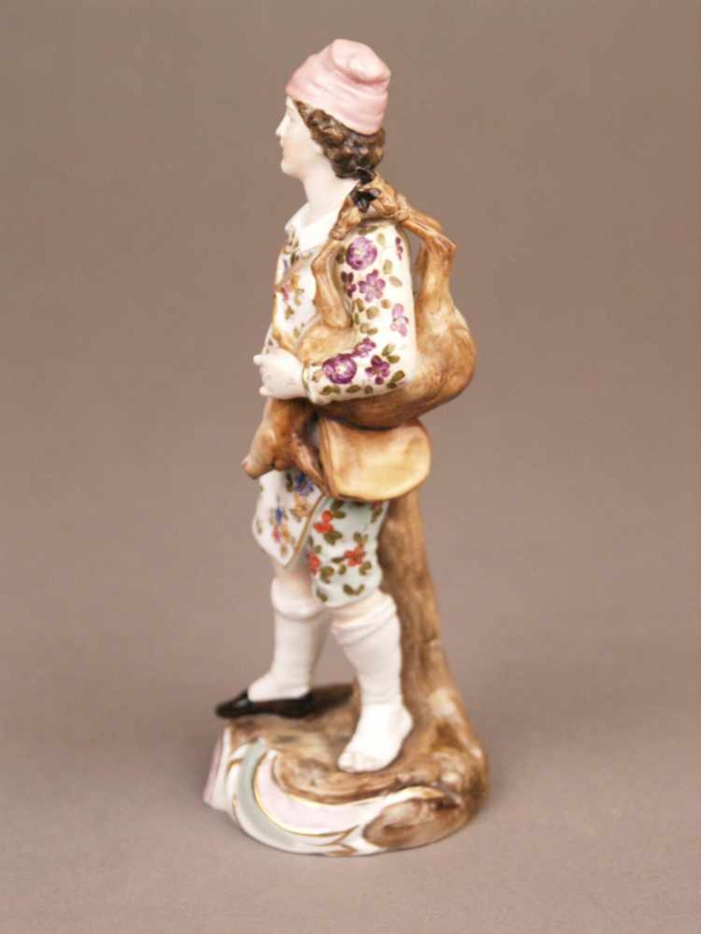 Porzellanfigur 'Jäger mit erlegtem Reh' - Aelteste Volkstedter, Ende 19. Jh., feine polychrome - Bild 2 aus 8