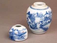 Zwei kleine weiß-blaue Schultertöpfe - China, beide umlaufend mit überaus feiner Shan-Shui-Malerei