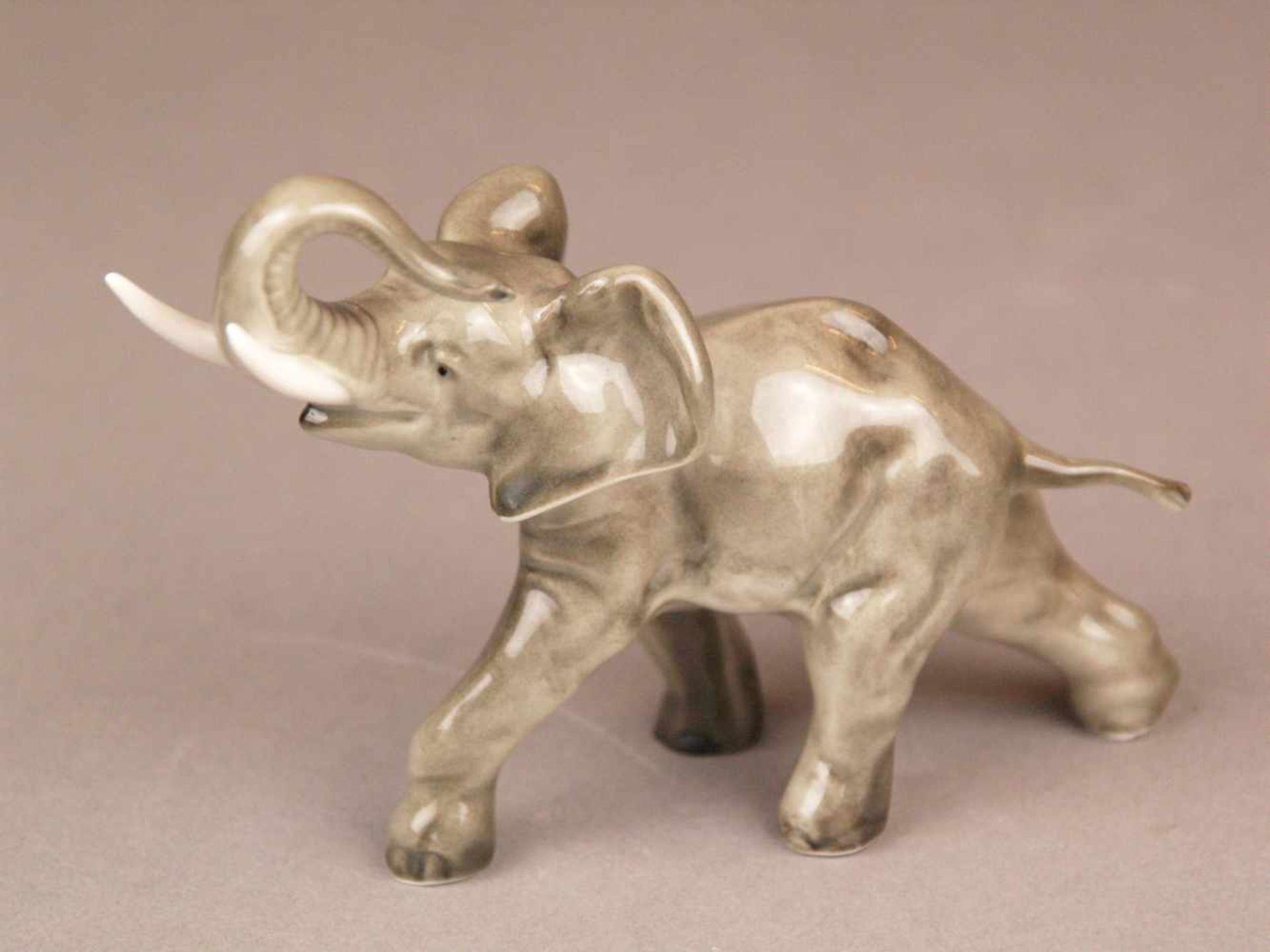 Porzellanfigur "Elefant" - Hutschenreuther, Entwurf von Karl Tutter, schreitender Elefant mit