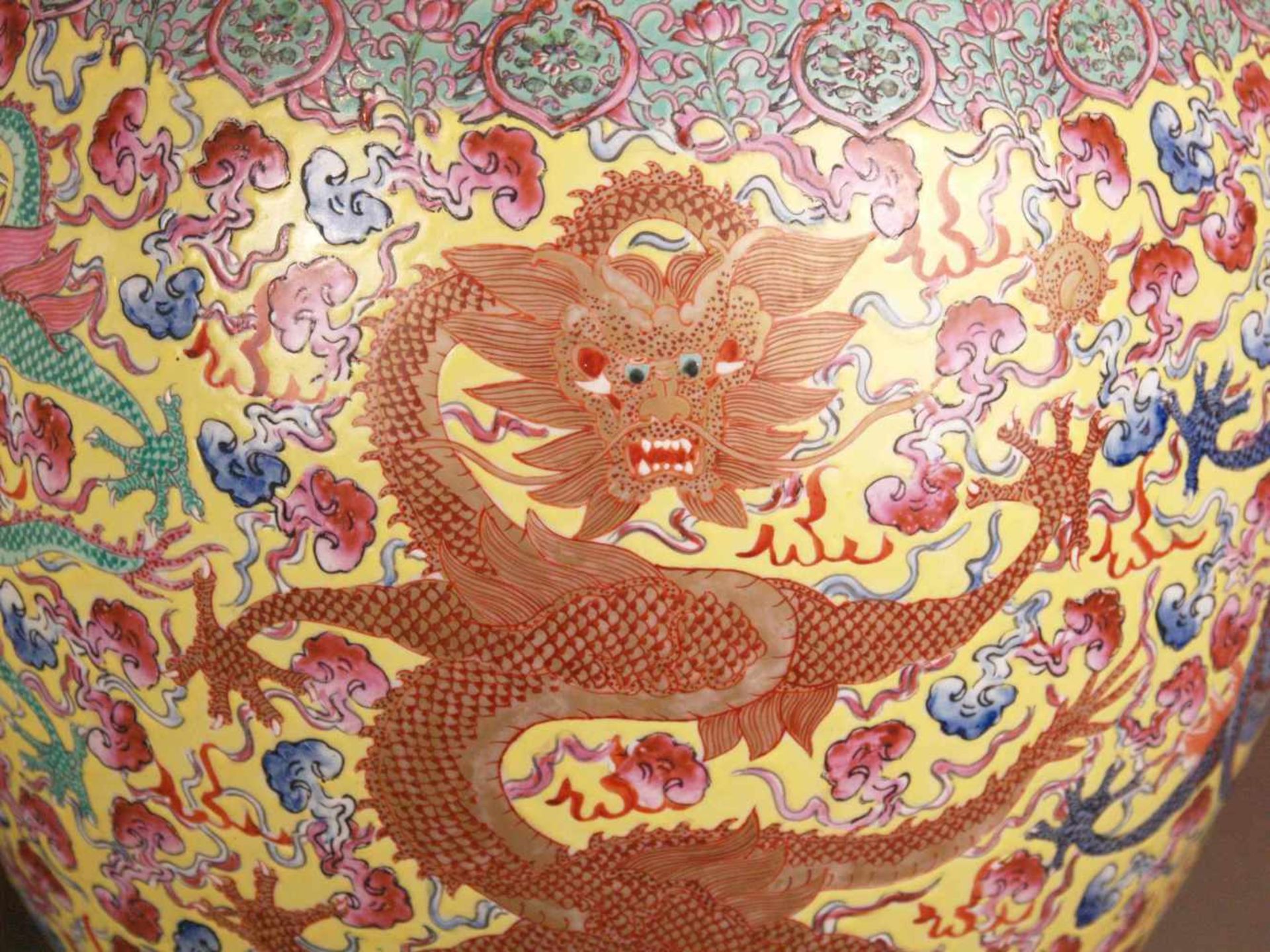 Paar Bodenvasen - China 20.Jh.,Tian qiu ping-Typus, üppiger Dekor in polychromen Emailfarben, auf - Bild 11 aus 15