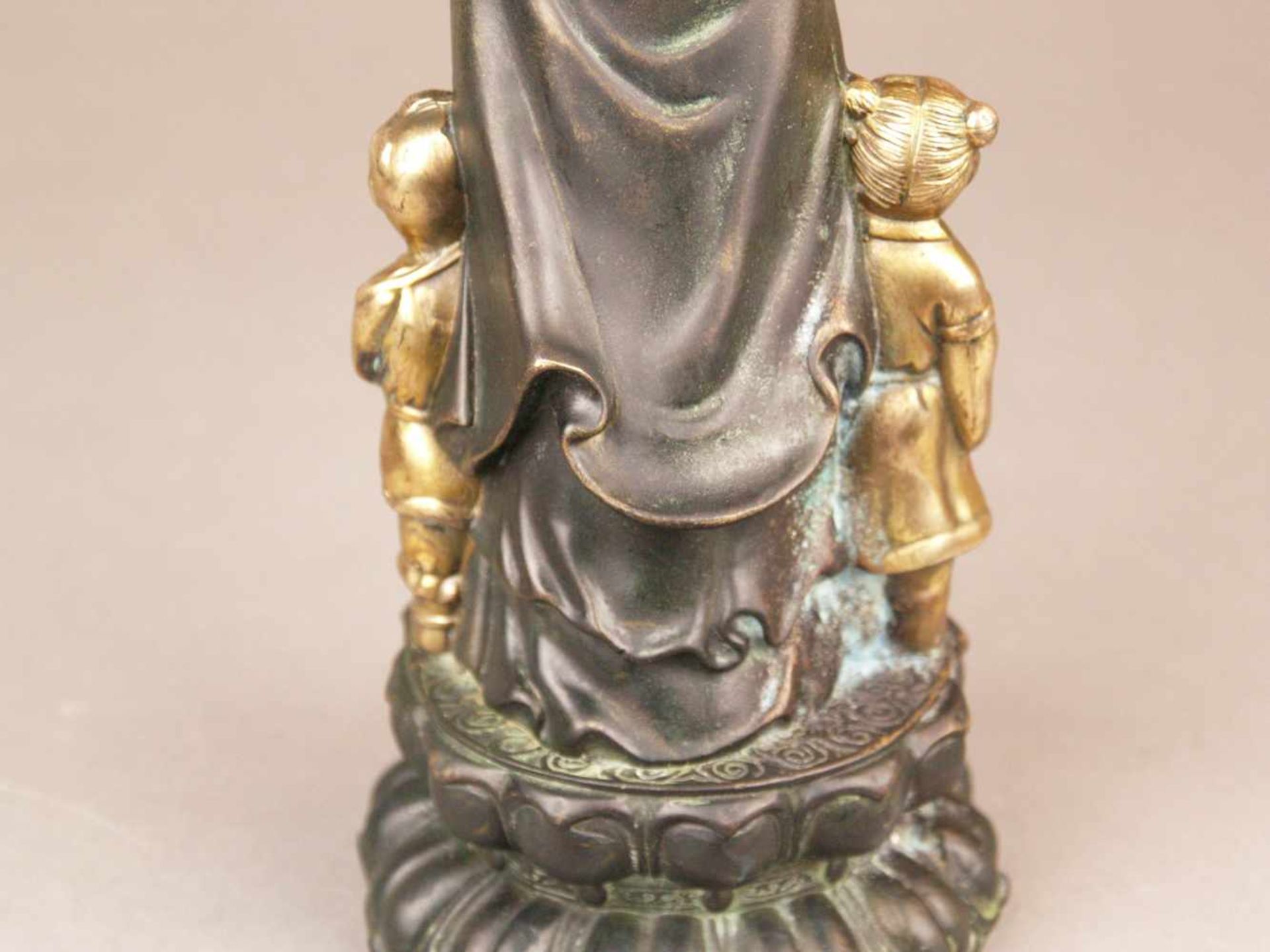 Songzi Guanyin - China, 20.Jh., Gelbbronze braun patiniert, teils poliert, die Göttin des - Bild 8 aus 9