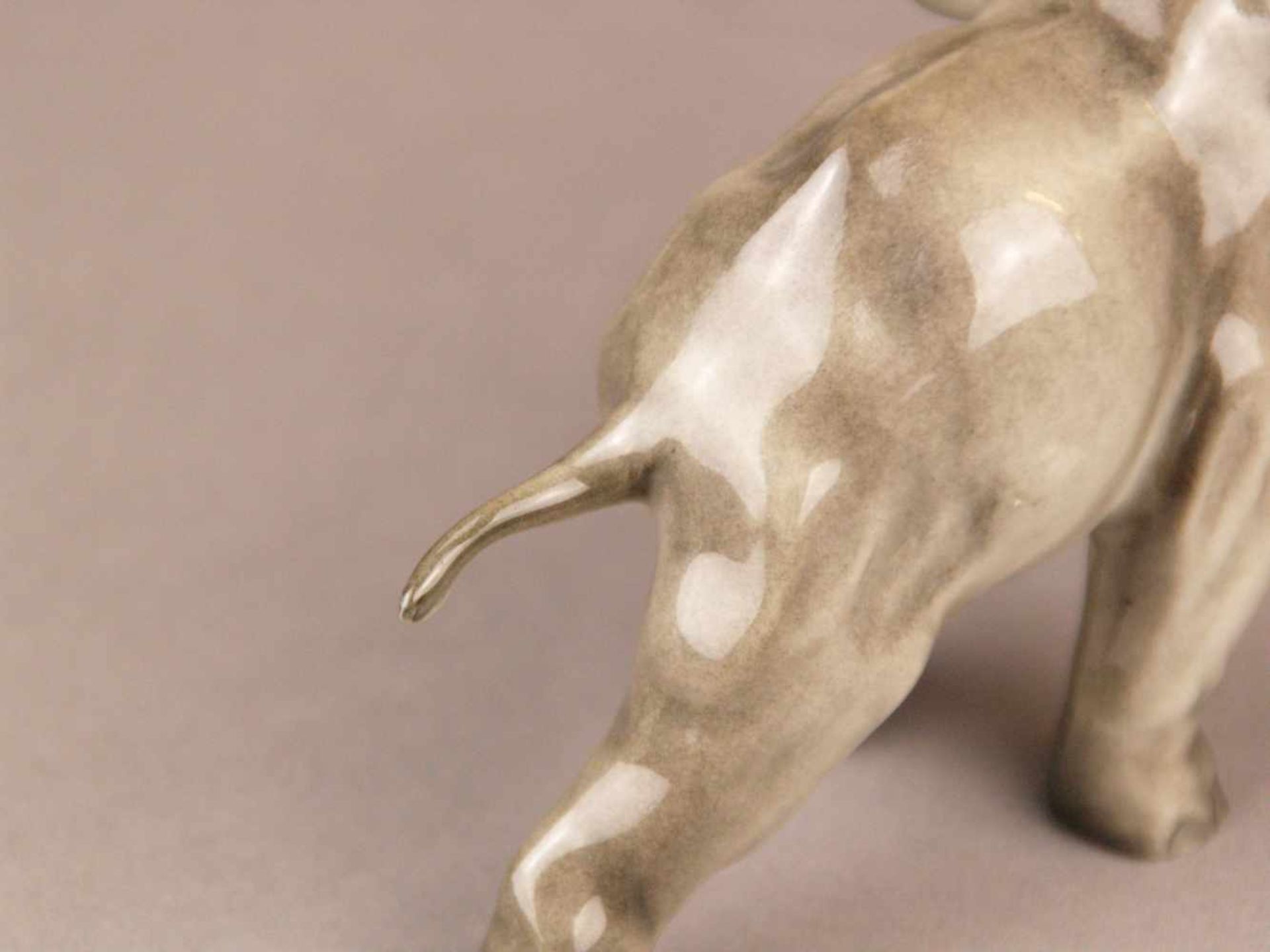 Porzellanfigur "Elefant" - Hutschenreuther, Entwurf von Karl Tutter, schreitender Elefant mit - Bild 5 aus 7