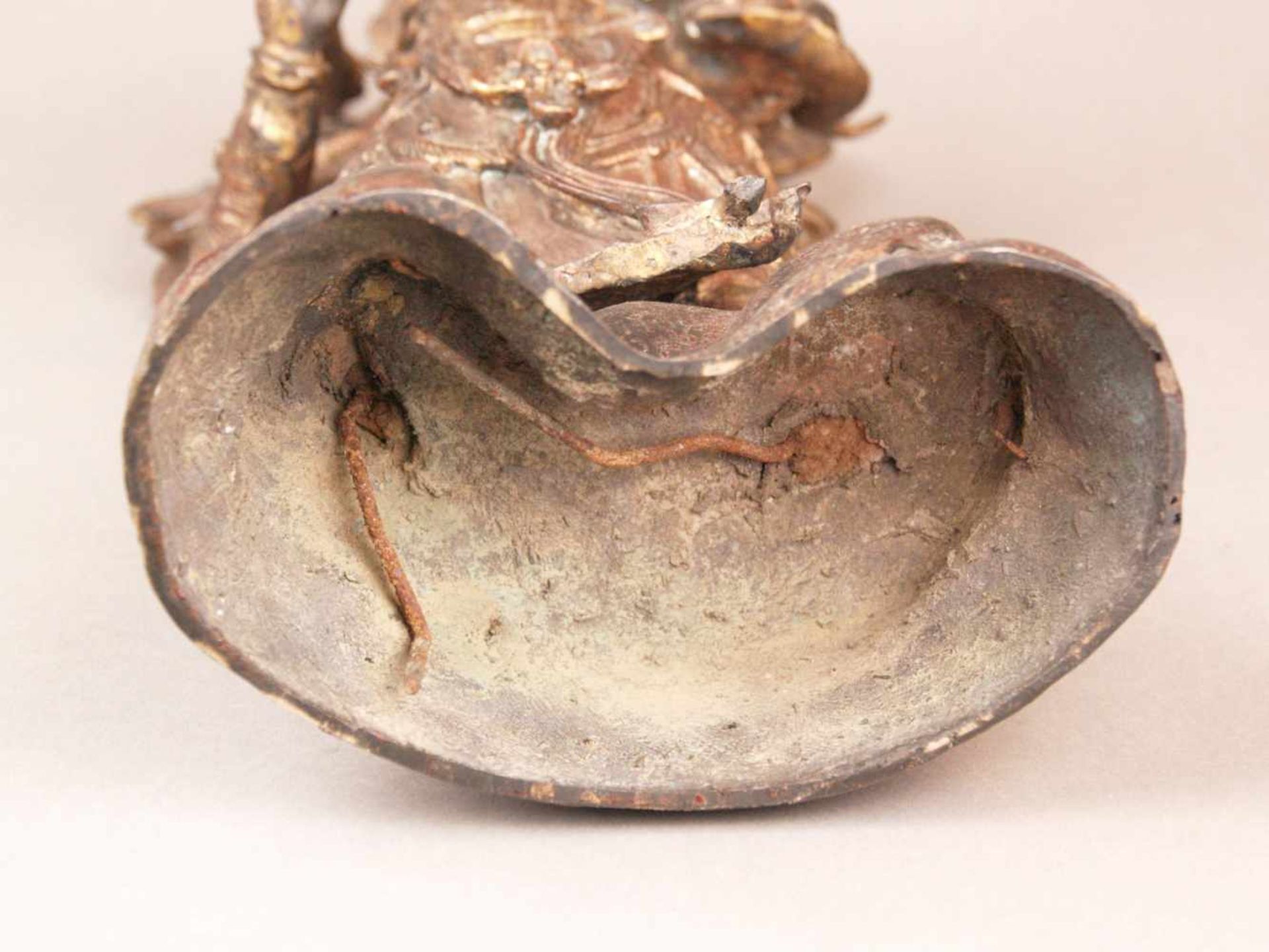 Bronzefigur des Gottes Er-lang Shen - China, Bronze mit Goldlackfassung, in stehender Haltung auf - Bild 13 aus 13