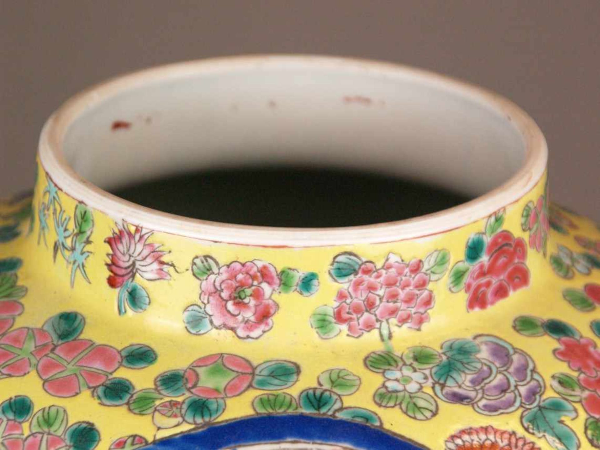 Deckelvase - China, dickwandiges Porzellan, leicht gebauchte Balusterform mit eingezogenem Hals, - Bild 5 aus 17