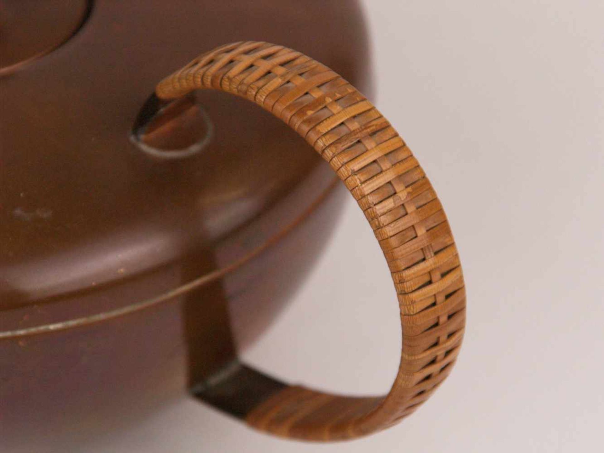 Teekanne - im Art Déco/Bauhaus-Stil gefertigt, Kupfer, innen verzinnt, Halbkugelform mit langer - Bild 4 aus 6