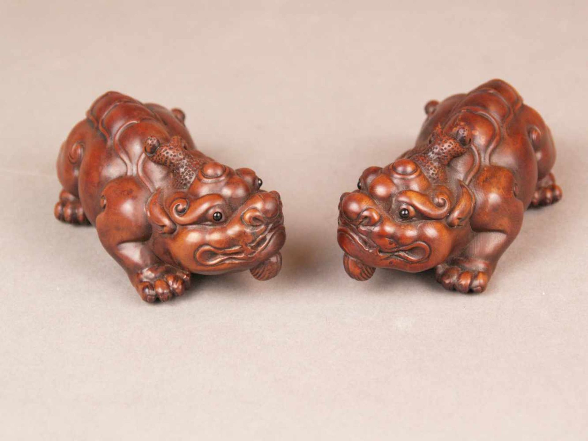 Paar Chimären/Bixie-Figuren - China, sehr feine Holzschnitzereien,Gegenstücke zweier kompakter