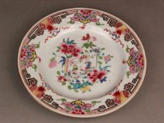 Porzellanteller - China, Qing-Dynastie, flacher Teller dekoriert in den Schmelzfarben der Famille