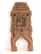 Die Göttin Lakshmi mit Pfau - Indien, 19.Jh., Holz, volkstümliche Schnitzarbeit, reich