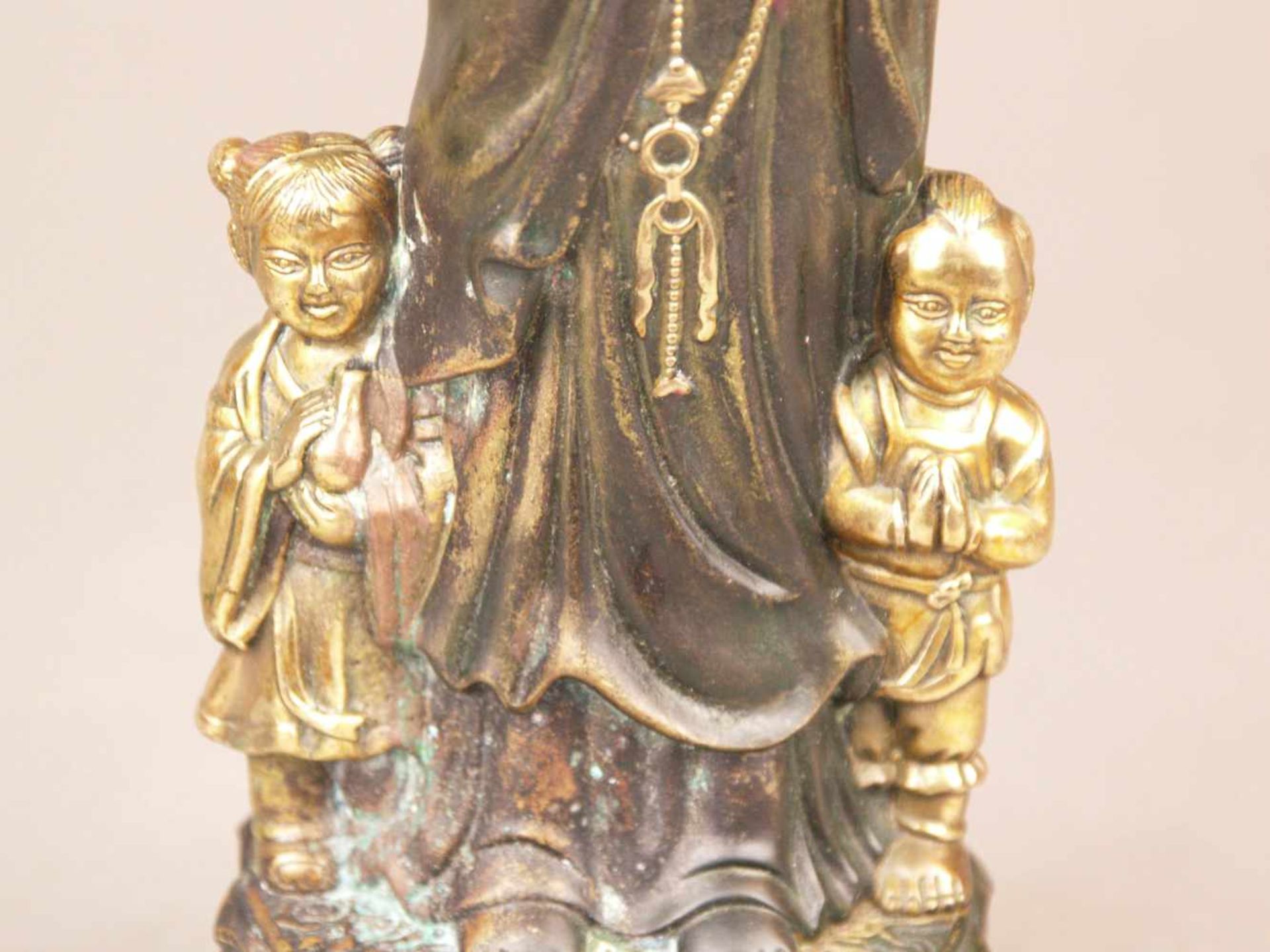 Songzi Guanyin - China, 20.Jh., Gelbbronze braun patiniert, teils poliert, die Göttin des - Bild 6 aus 9