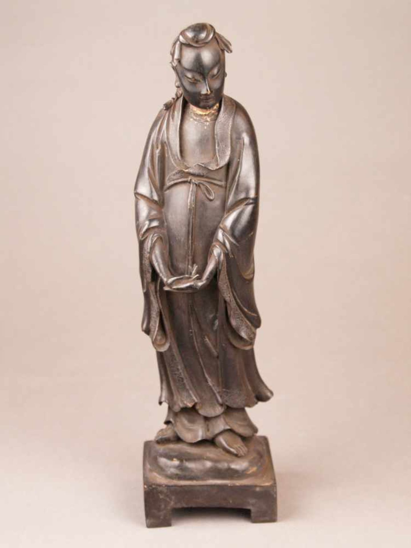 Bronzefigur - China, Bronze mit bräunlicher Patina und wenigen Goldlackresten, Stehende Dame mit