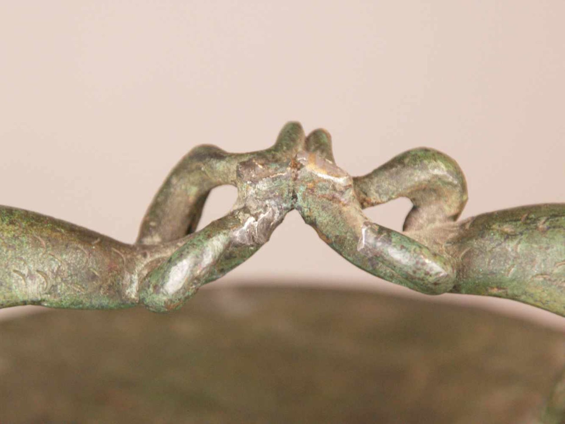 Bronzeglocke - Nordchina, 17.Jh., Bronze grün patiniert, Zylinderform mit runder Öffnung, - Bild 4 aus 10