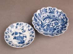 Zwei kleine Porzellanschalen - China, Qing-Dynastie,Kangxi(1622-1722), gemuldete runde Schälchen mit