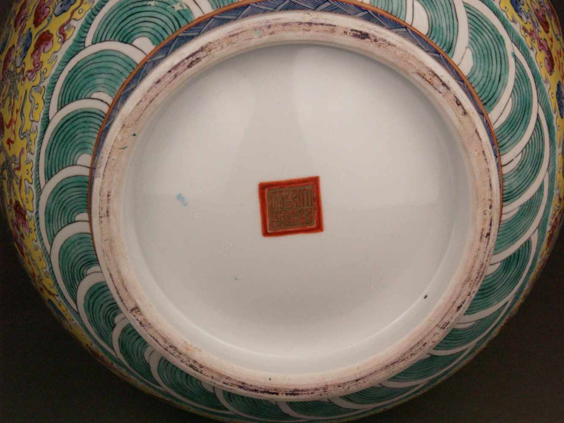 Paar Bodenvasen - China 20.Jh.,Tian qiu ping-Typus, üppiger Dekor in polychromen Emailfarben, auf - Bild 14 aus 15