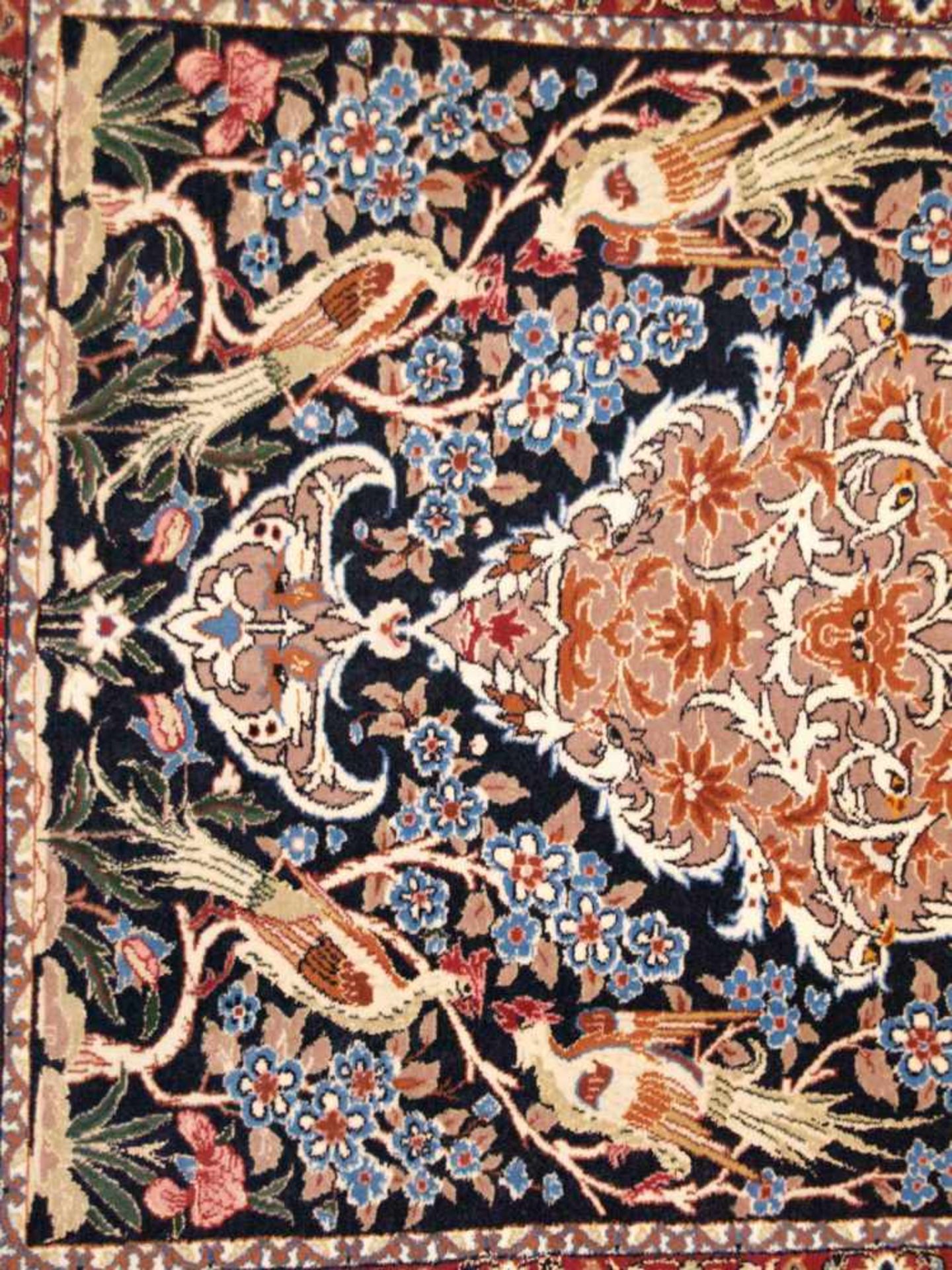 Orientteppich - Wolle und Seide, blaugrundig, zentrale florale Kartusche, gerahmt von Vögeln, - Bild 9 aus 11