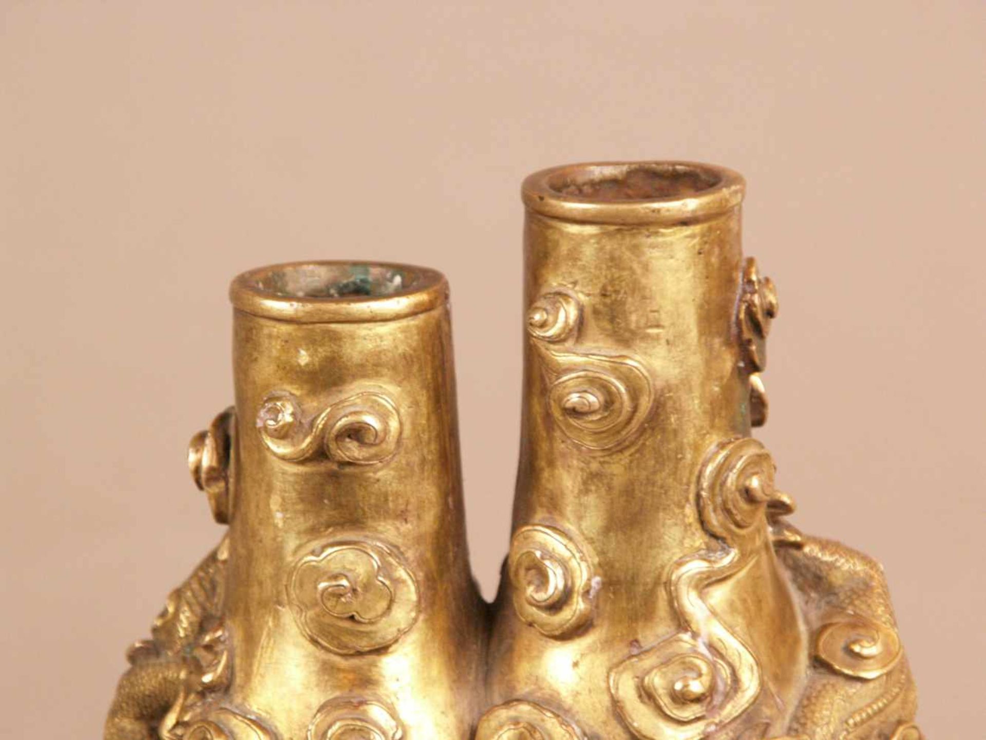 Prunkvolle Doppel-Vase - China, Qing-Dynastie, 19.Jh.,feiner Bronzeguss mit Vergoldung, zwei - Bild 5 aus 10