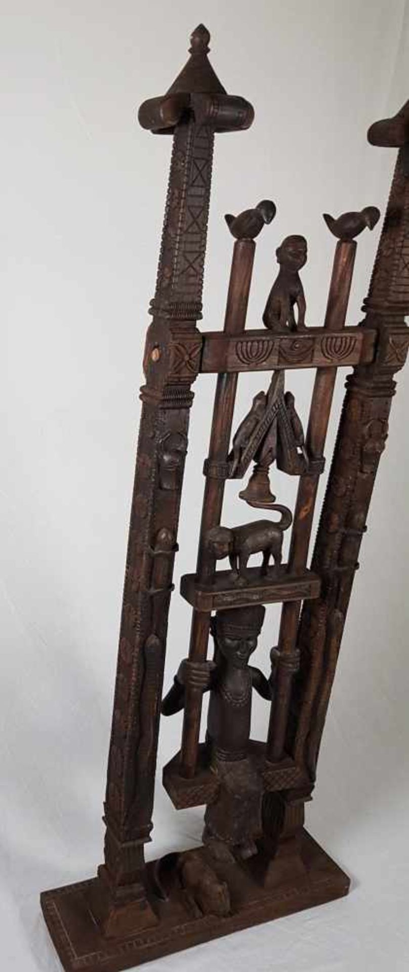 Afrikanische Holzskulptur - Holz beschnitzt,gebeizt,in Form einer frei schwingenden Schaukel, - Image 7 of 8