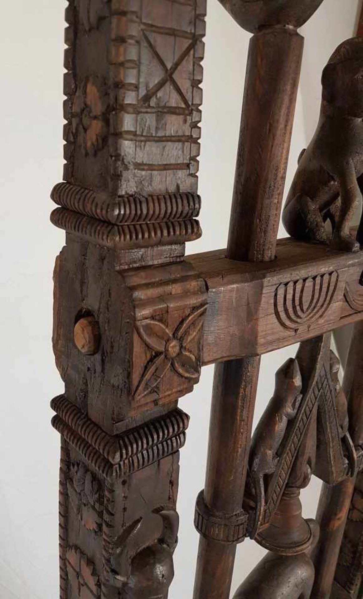 Afrikanische Holzskulptur - Holz beschnitzt,gebeizt,in Form einer frei schwingenden Schaukel, - Bild 8 aus 8
