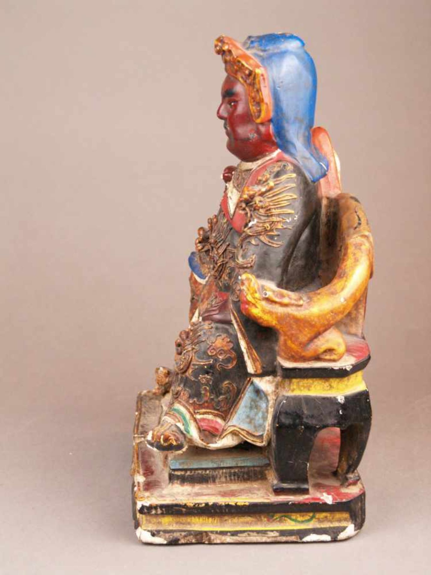 Figur des Kriegsgottes Guandi - China, im Stil der Ming-Zeit aber später (wohl 18.Jh.), Holz mit - Image 4 of 18