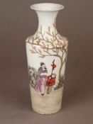 Kleine Vase - China 20.Jh.,Porzellan mit polychromen Emailfarben, leicht ansteigende Wandung mit