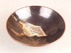 Jizhou-Teeschale - China, Steinzeug mit schwarz-brauner Glasur mit bläulicher Fleckenbildung,