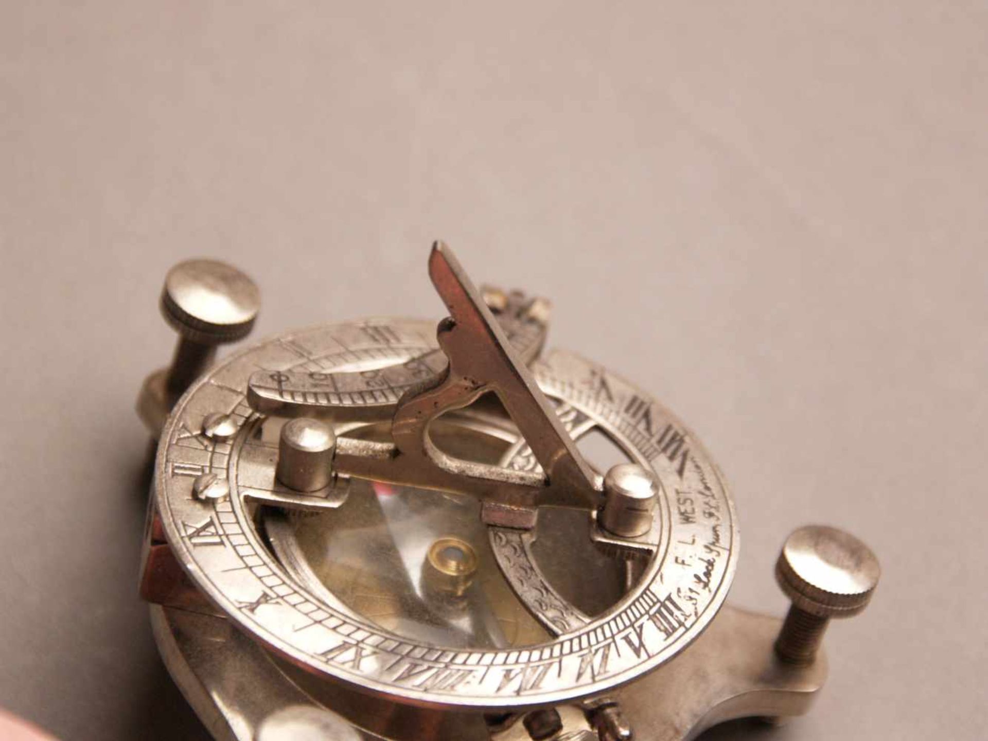Sonnenuhr mit Kompass - "F.L.West London", Metallgehäuse auf drei Schrauben, Durchmesser: 8,5cm, - Bild 5 aus 5
