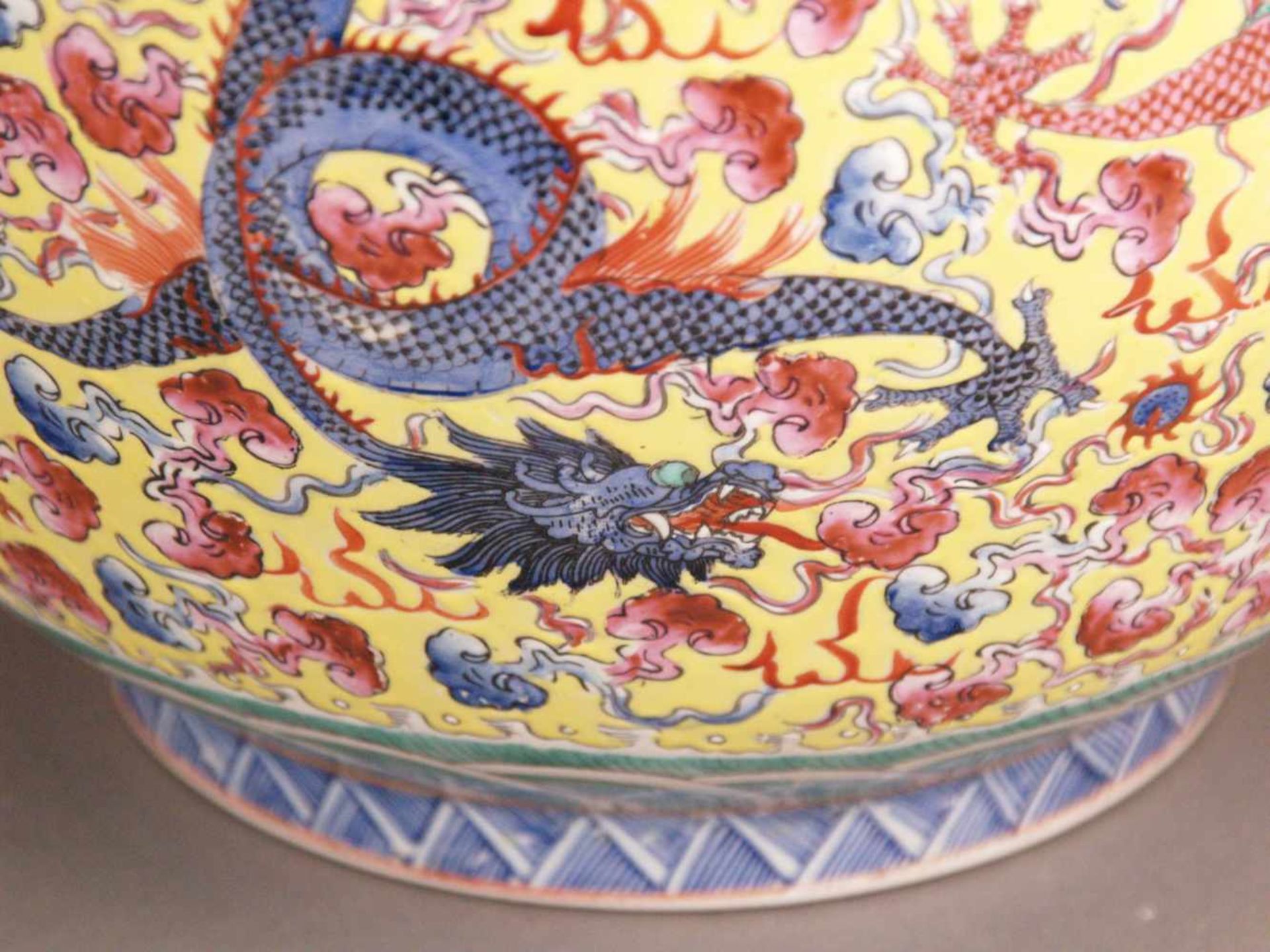 Paar Bodenvasen - China 20.Jh.,Tian qiu ping-Typus, üppiger Dekor in polychromen Emailfarben, auf - Bild 10 aus 15