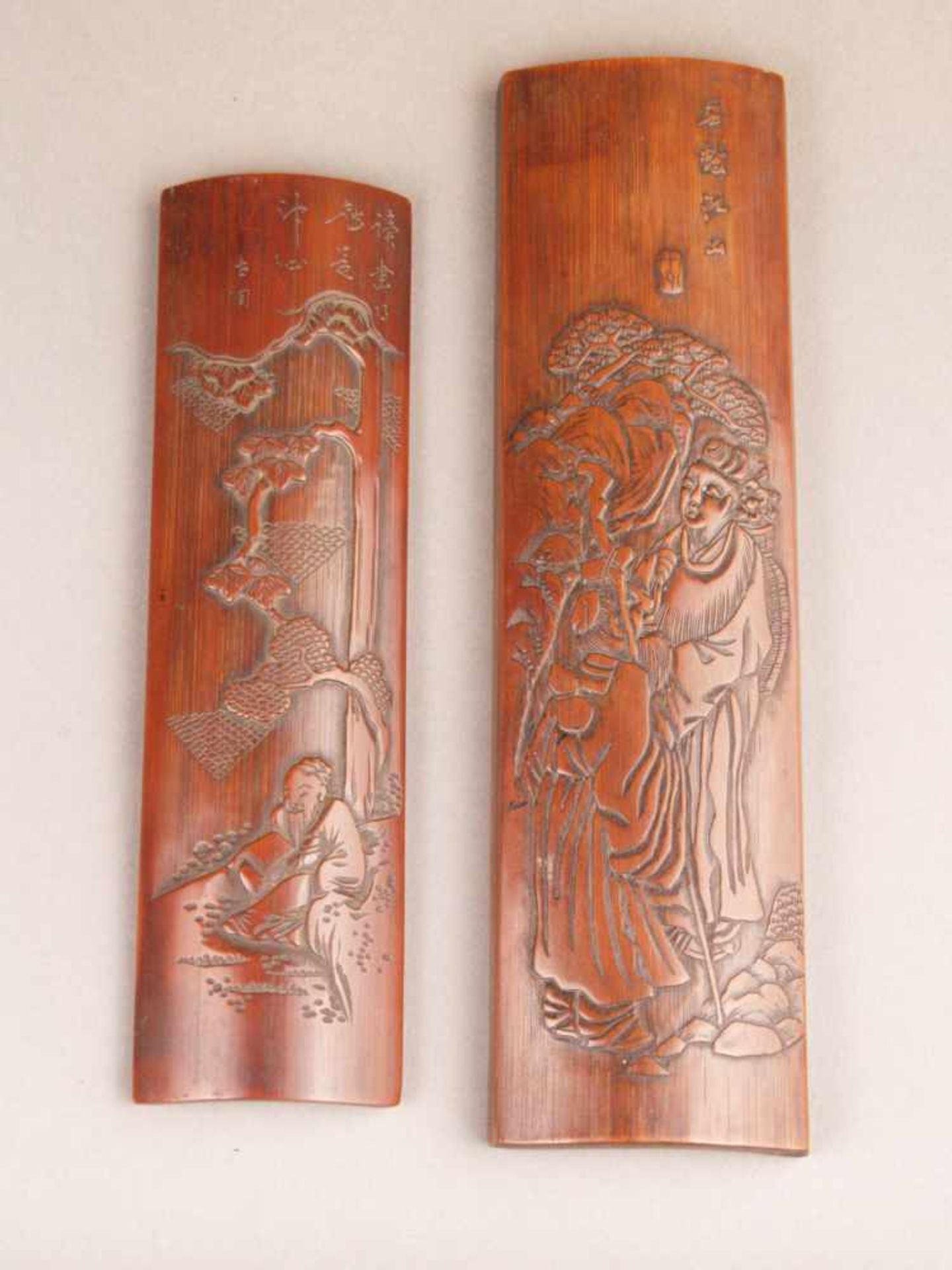 Zwei Handstützen - China, Qing-Dynastie, 18./19.Jh., konvexe längliche Form, Bambusholz fein