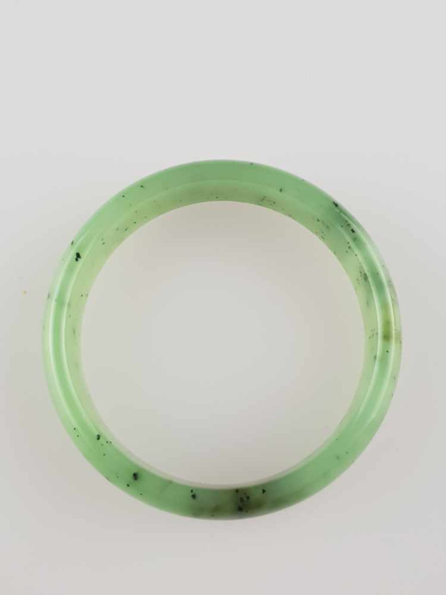 Jadearmreif - Russland, seladongrüne Jade mit spinatgrünen Einschlüssen, Dm.ca.7,5cm , ca.73g - Bild 4 aus 4
