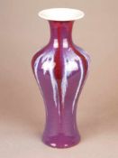 Vase mit Flambé-Glasur - China 19./20. Jh., schlanke balusterförmige Vase mit ausgestellter Mündung,