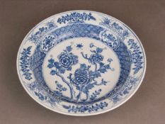Porzellanteller - China, Qing-Dynastie, tiefer Teller mit kobaltblauem Unterglasurdekor und
