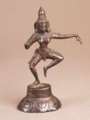 Tanzende Durga - Indien, Bronze, dunkelbraun patiniert, Bronzefigur der auf rundem Lotossockel in