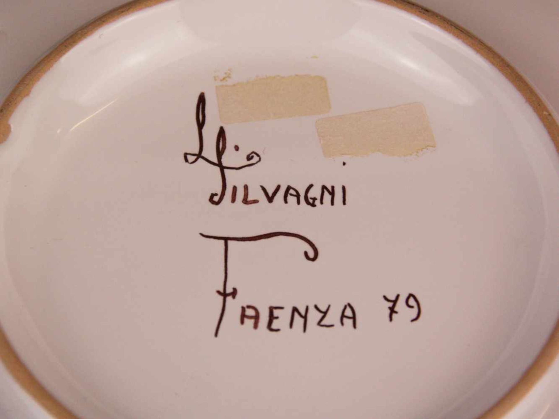 Drei Fayence-Teller - Faenza, Italien, Pinselmarke, signiert "L. Silvagni", 2 mit Datierung '79', - Bild 8 aus 8