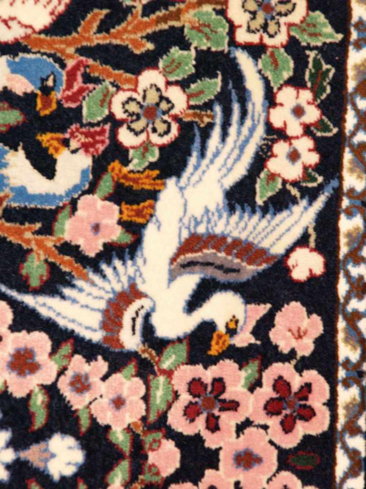 Orientteppich - Wolle und Seide, blaugrundig, zentrale florale Kartusche, gerahmt von Vögeln, - Bild 6 aus 11