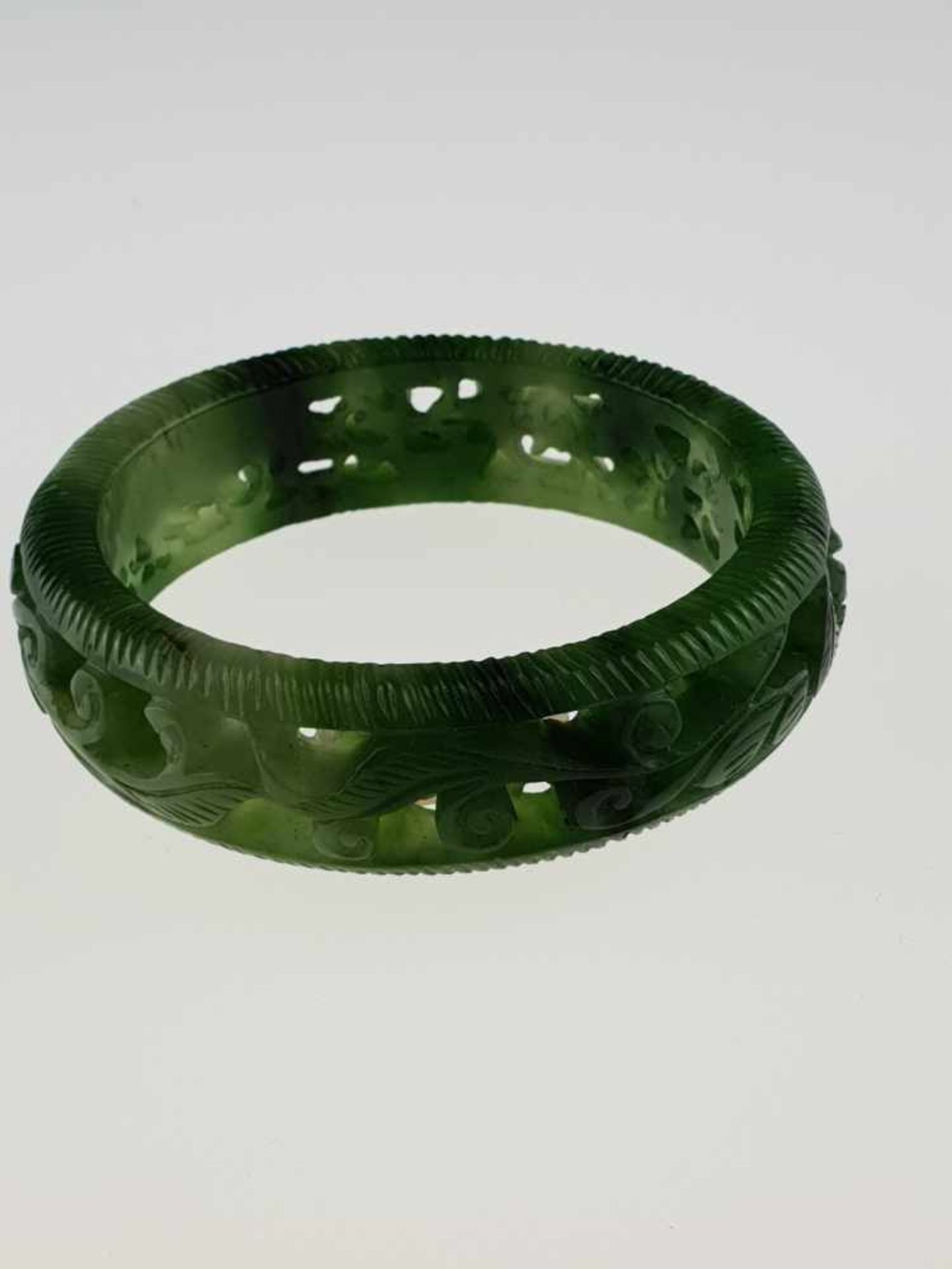 Jadearmreif - China, spinatgrüne Jade, filigrane Durchbrucharbeit mit Rankenmotiven, fein poliert, - Bild 4 aus 4