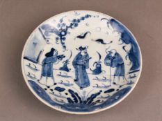 Kleiner Porzellanteller mit Sanxing-Motiv - China, Qing-Dynastie, bemalt in Kobaltblau unter