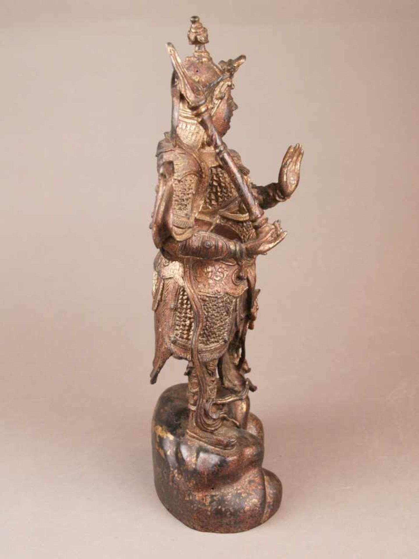 Bronzefigur des Gottes Er-lang Shen - China, Bronze mit Goldlackfassung, in stehender Haltung auf - Bild 2 aus 13