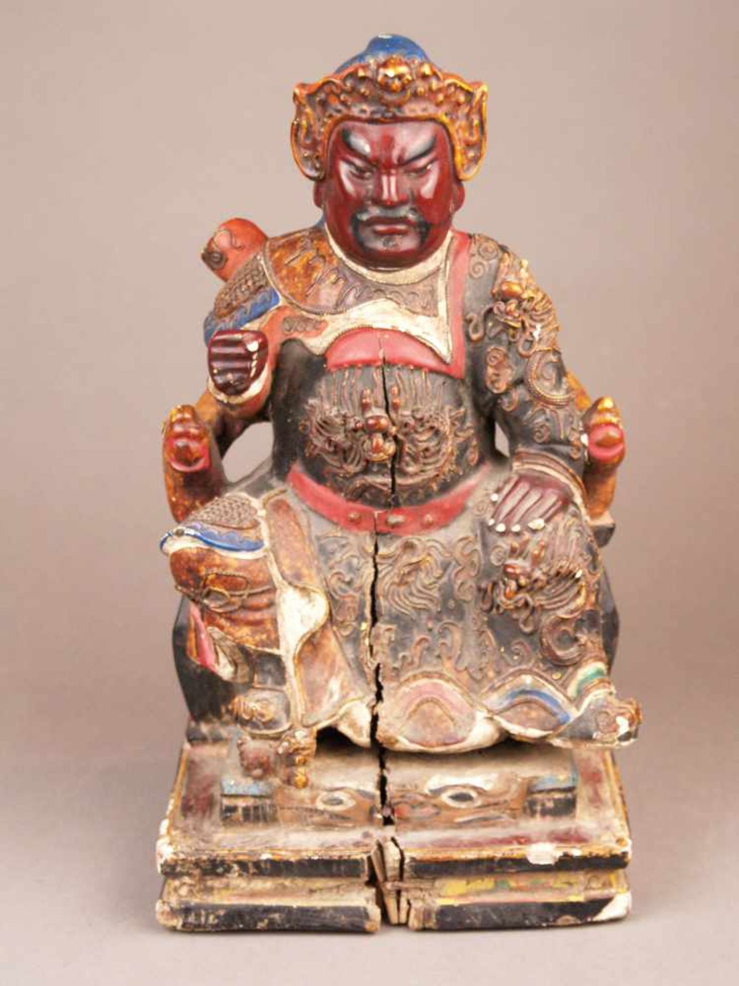 Figur des Kriegsgottes Guandi - China, im Stil der Ming-Zeit aber später (wohl 18.Jh.), Holz mit