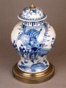 Blau-Weiß-Vase als Lampenfuß - China, Porzellan, umlaufend großformatiger Dekor mit