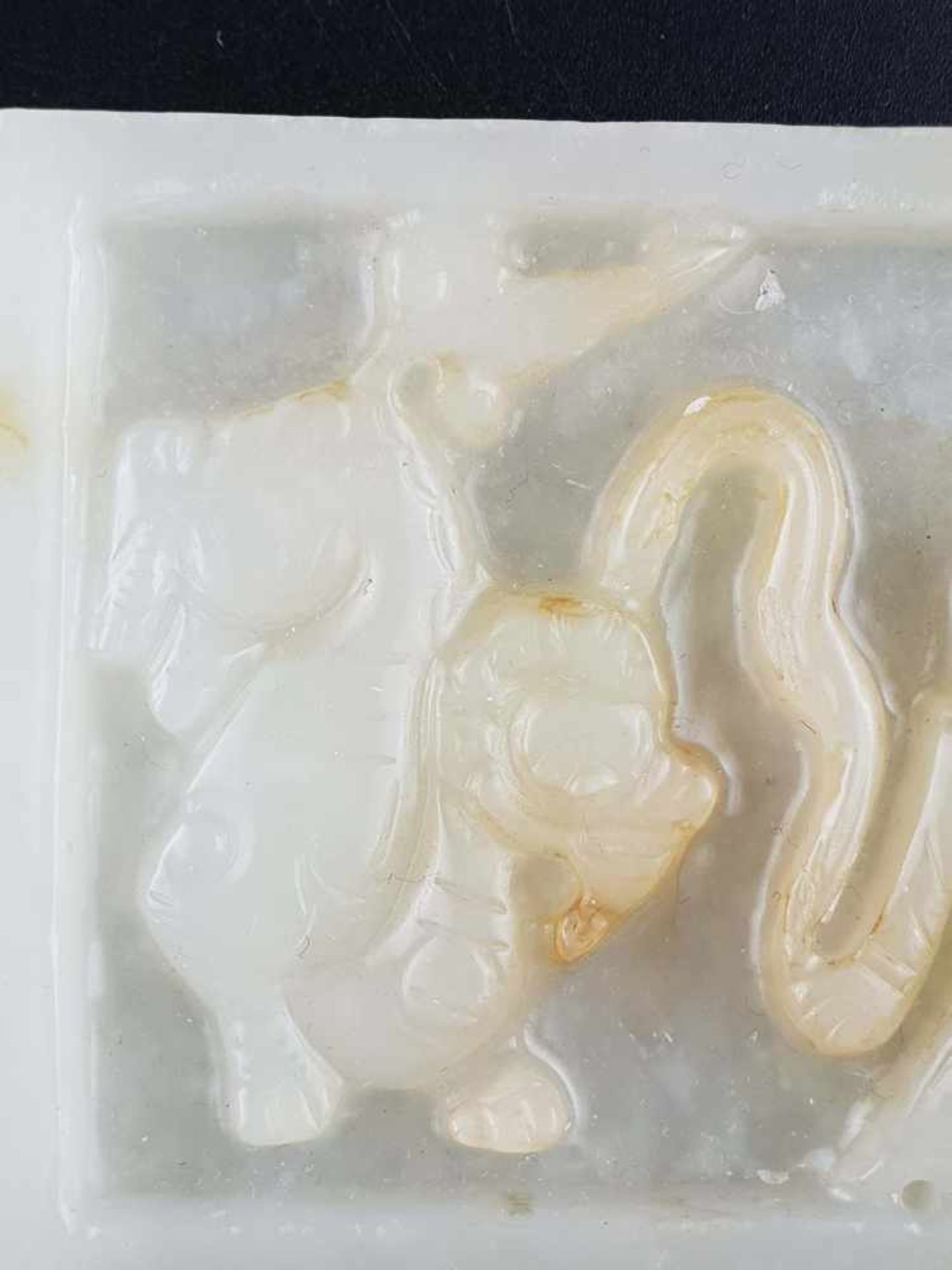 Archaisierende Gürtelschnalle - China, Qing-Dynastie, 19.Jh., weiße Jade mit wenigen ockerfarbenen - Bild 2 aus 5