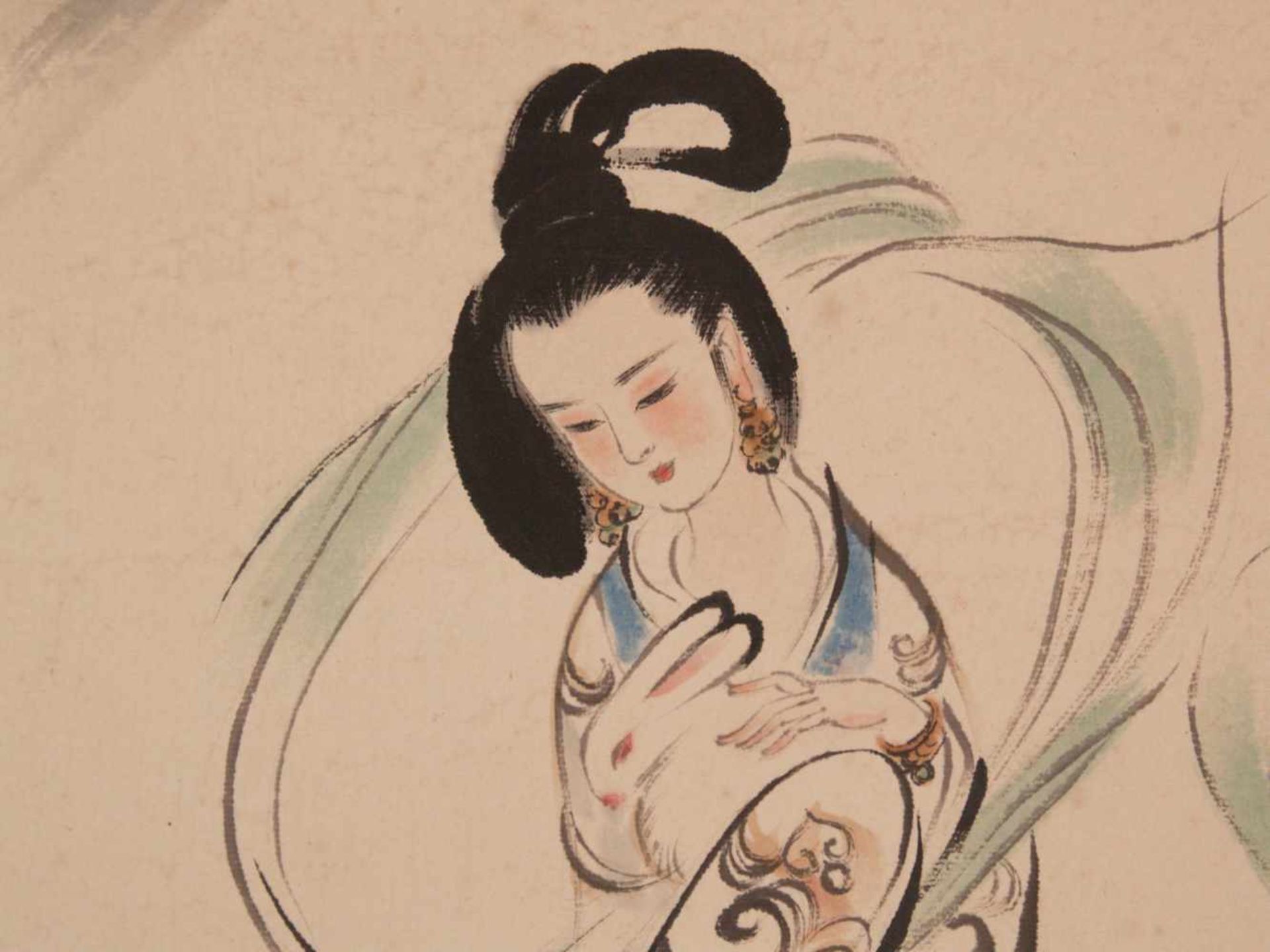 Rollbild - China 20.Jh., Tusche und Farben auf Papier, Mondgöttin Chang'e mit dem Jadekaninchen, - Bild 3 aus 5