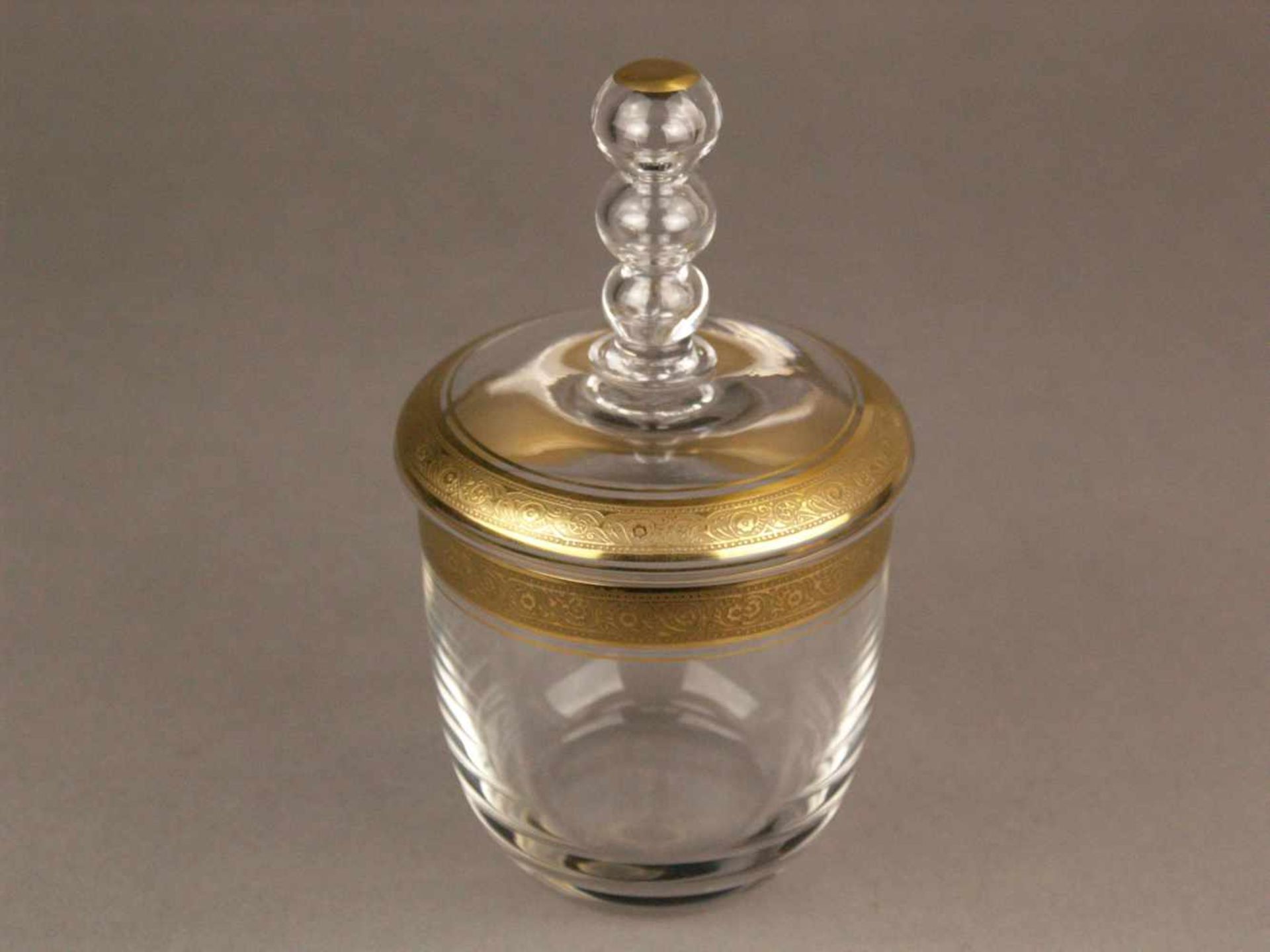 Henkelkrug und Deckelschale - Theresienthal, farbloses Kristallglas, Golddekor "Concord-Mintonborde" - Bild 4 aus 6
