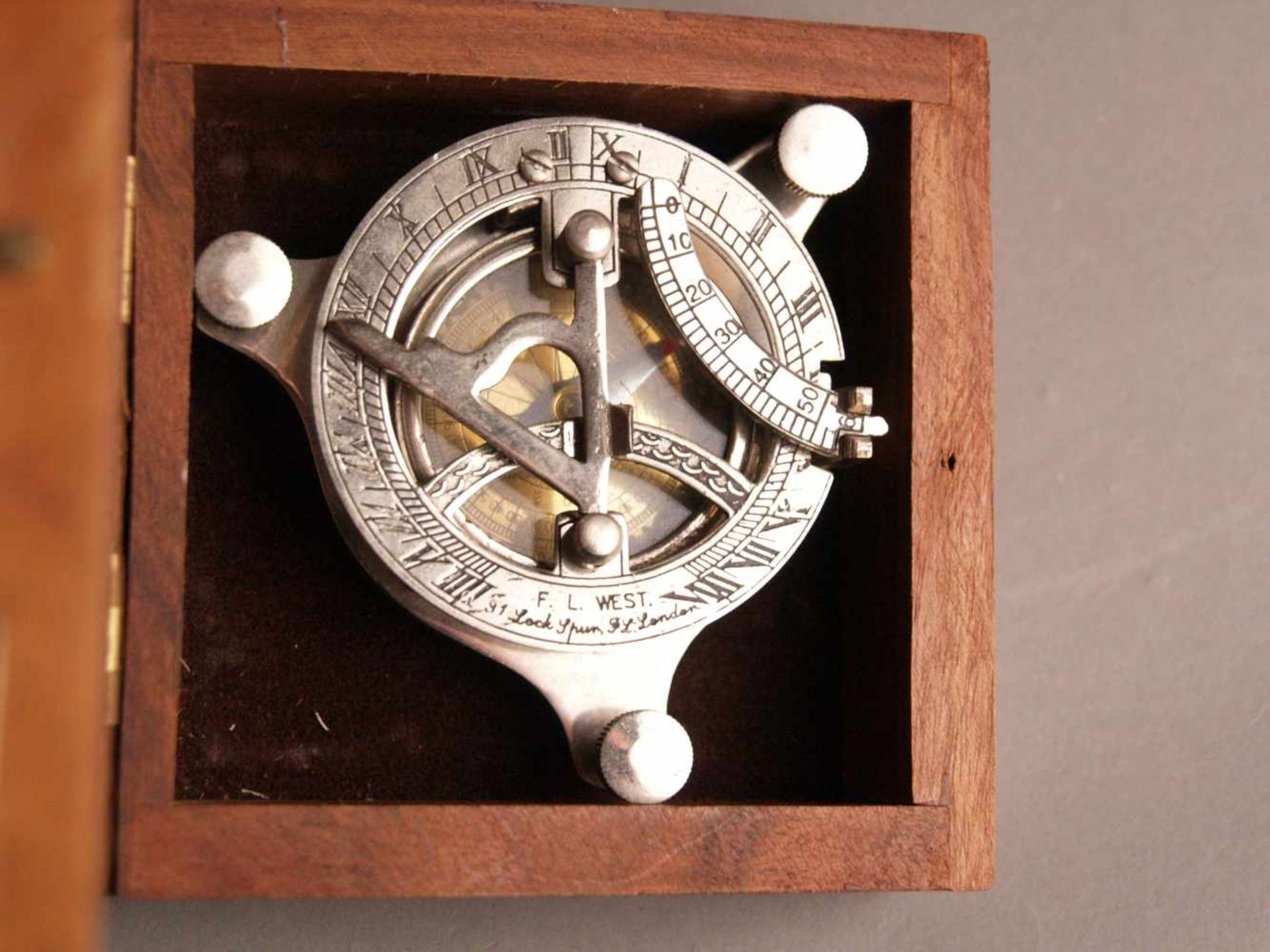 Sonnenuhr mit Kompass - "F.L.West London", Metallgehäuse auf drei Schrauben, Durchmesser: 8,5cm, - Bild 2 aus 5