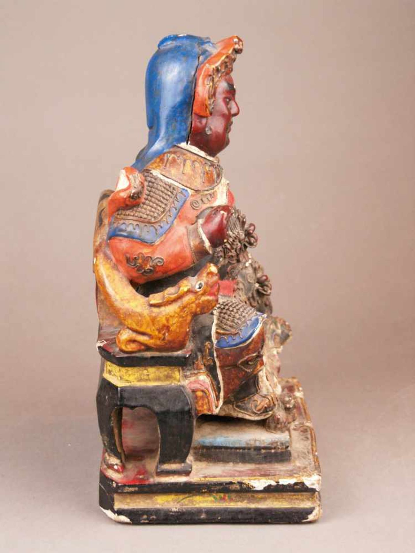 Figur des Kriegsgottes Guandi - China, im Stil der Ming-Zeit aber später (wohl 18.Jh.), Holz mit - Image 2 of 18