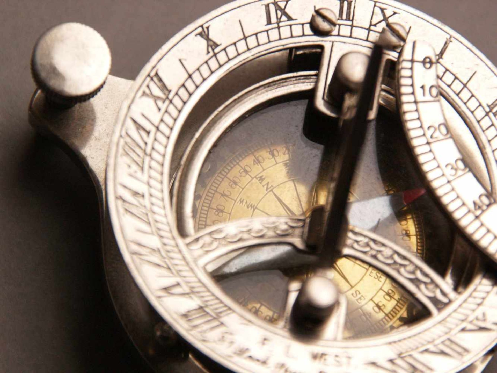 Sonnenuhr mit Kompass - "F.L.West London", Metallgehäuse auf drei Schrauben, Durchmesser: 8,5cm, - Bild 4 aus 5