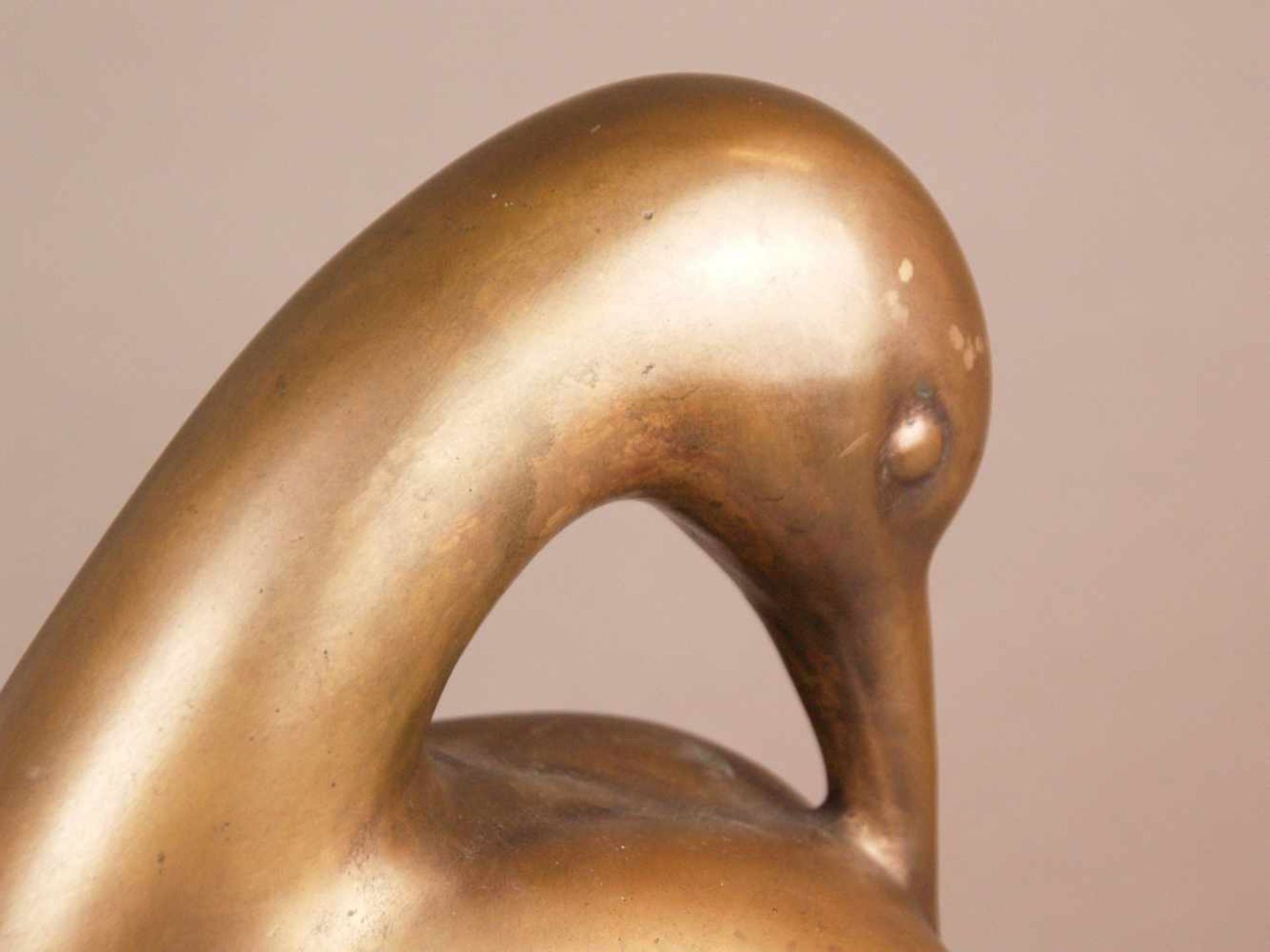 Hoffmann, Karl Josef (1925 -Attendorn-2017) - Vogelskulptur/ Ente bei der Gefiederpflege, Bronze, - Bild 4 aus 8