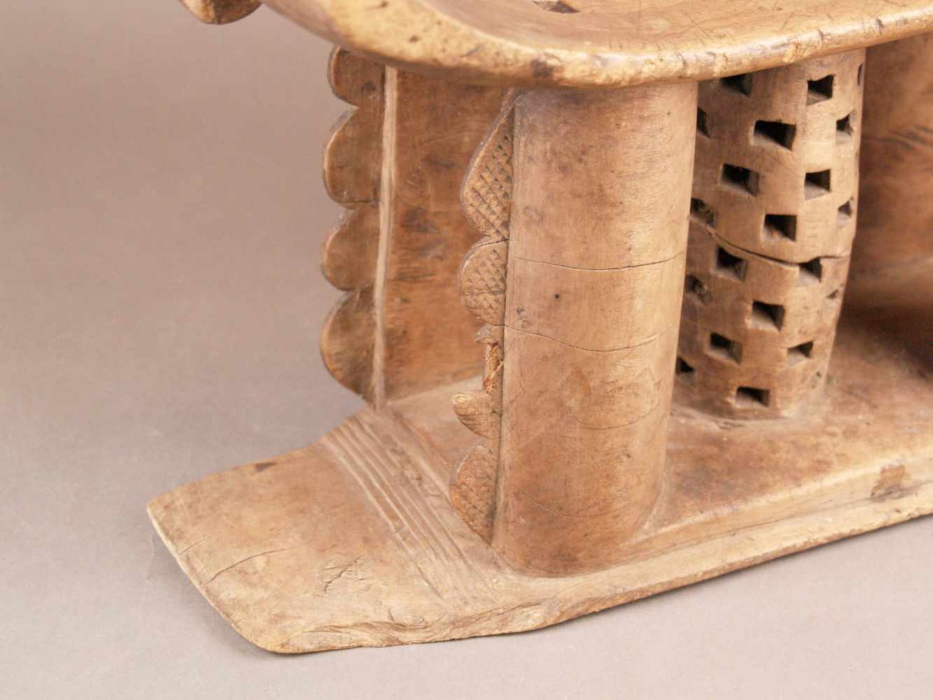 Afrikanischer Hocker - Ashanti, Ghana, wohl 19. Jh., Holz, aus einem Stück geschnitzt, - Bild 6 aus 7
