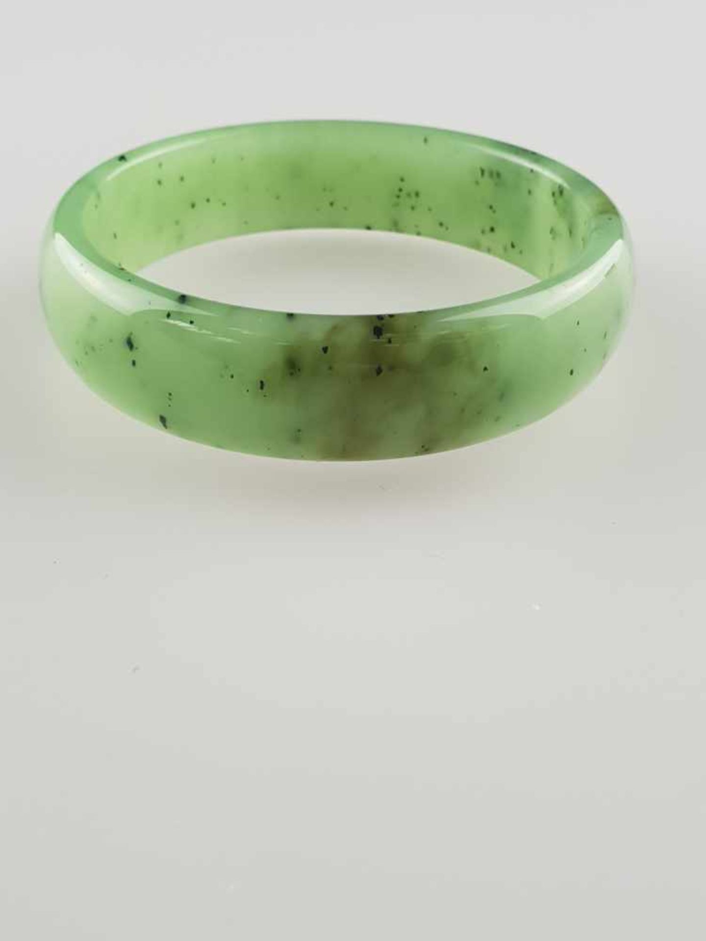 Jadearmreif - Russland, seladongrüne Jade mit spinatgrünen Einschlüssen, Dm.ca.7,5cm , ca.73g - Bild 3 aus 4