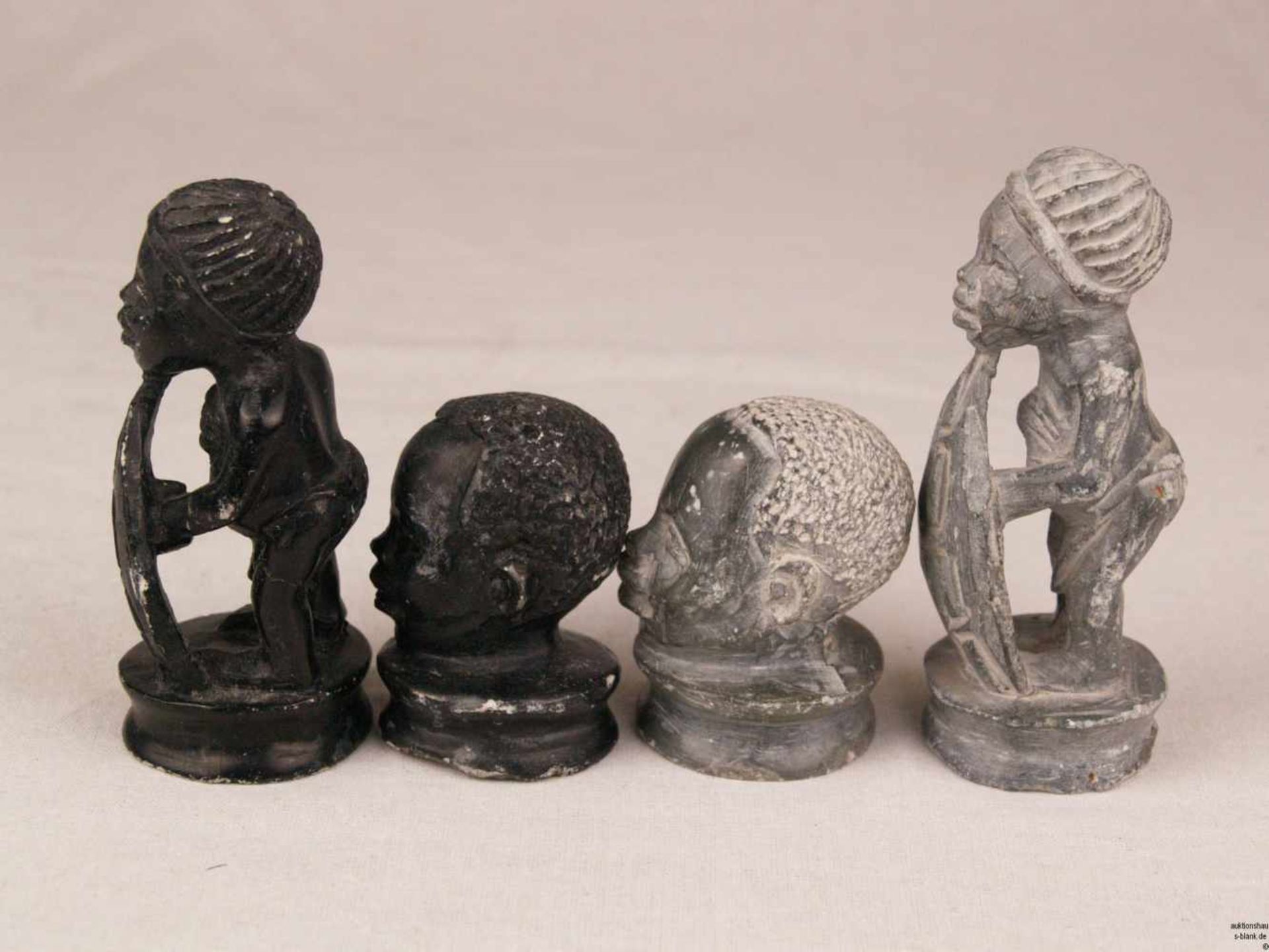 Schachfiguren - Speckstein, geschnitzt, schwarz- und grünfarben, vollständiger Schachfiguren-Set mit - Bild 7 aus 7