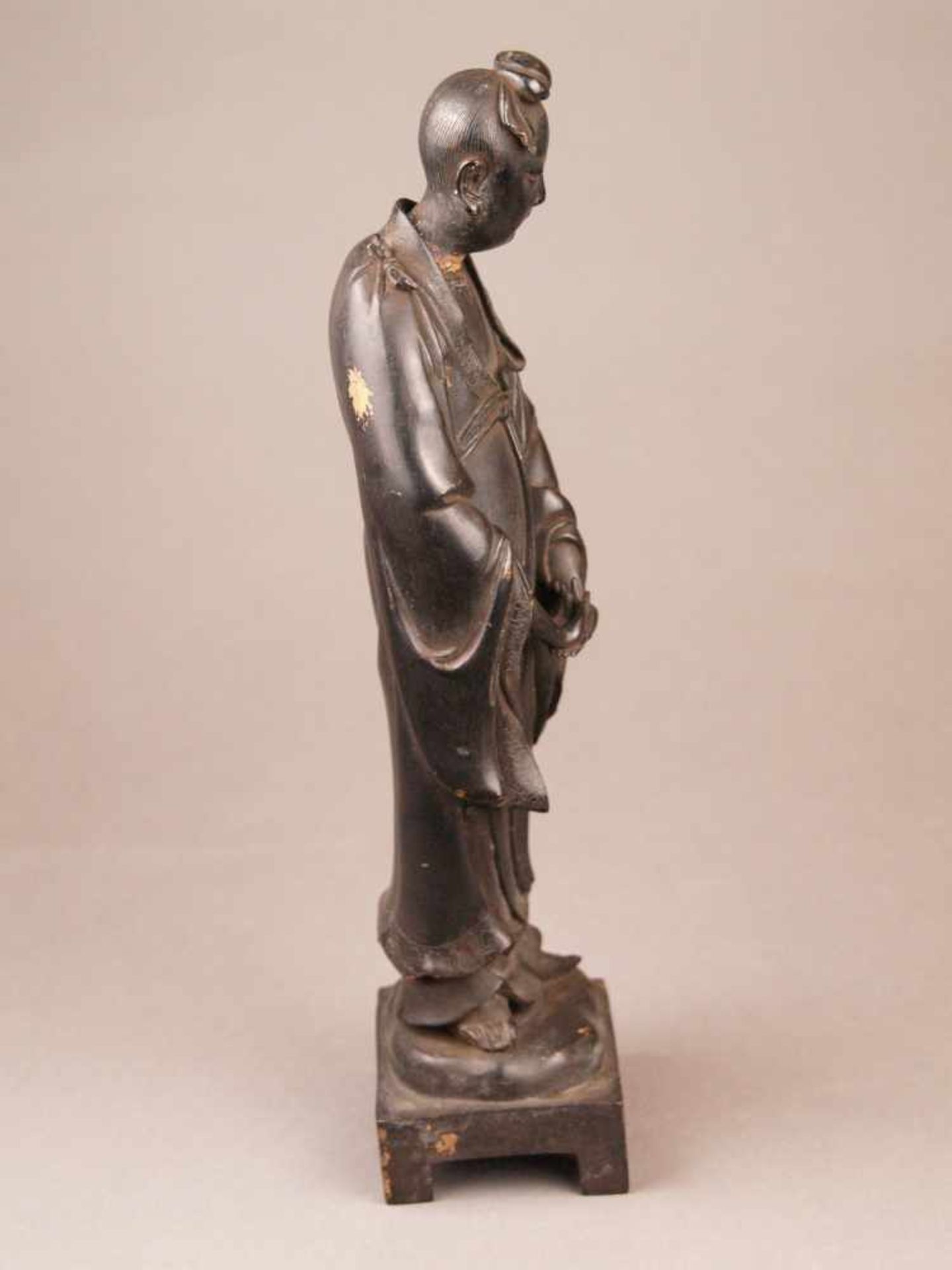 Bronzefigur - China, Bronze mit bräunlicher Patina und wenigen Goldlackresten, Stehende Dame mit - Bild 2 aus 10